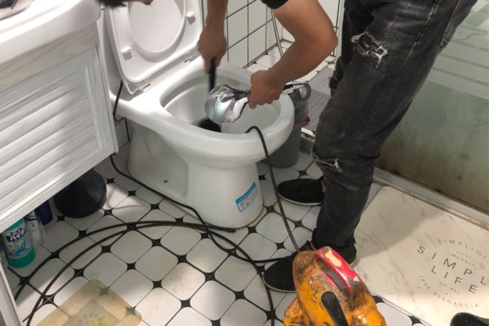 江岸疏通下水道