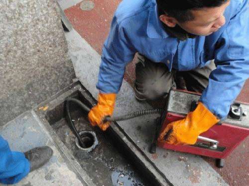 江岸疏通下水道